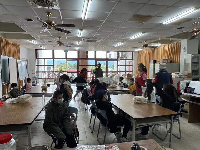 結合花蓮縣立明廉國民小學辦理113年度學沉浸式族語課程-酒釀DIY體驗製作圖片8426
