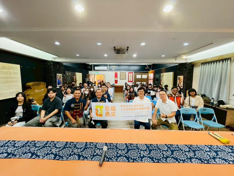 本館與正修科技大學文物維護研究中心合辦紙質修復實作課程。