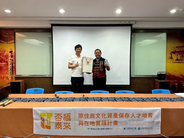 本館與正修科技大學文物維護研究中心合辦紙質修復實作課程。圖片10071