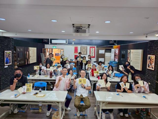 本館與正修科技大學文物維護研究中心合辦紙質修復實作課程。圖片10073