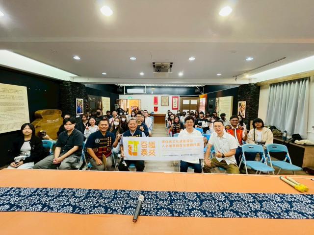 本館與正修科技大學文物維護研究中心合辦紙質修復實作課程。圖片10072