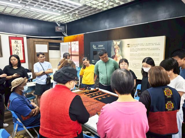 本館與正修科技大學文物維護研究中心合辦木質暨服飾微修復實作課程。圖片10077