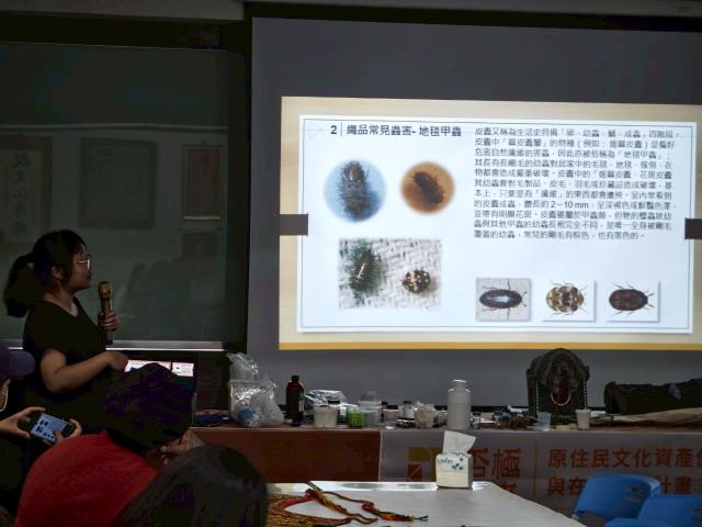 本館與正修科技大學文物維護研究中心合辦木質暨服飾微修復實作課程。圖片10078