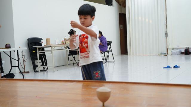 114年度花蓮縣萬榮鄉公所工藝研習推廣課程-布農族童玩工藝研習班-baisulun陀螺製作圖片10937