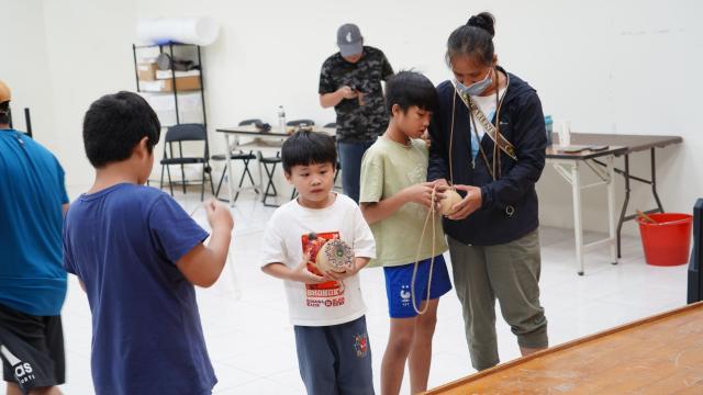 114年度花蓮縣萬榮鄉公所工藝研習推廣課程-布農族童玩工藝研習班-baisulun陀螺製作圖片10938