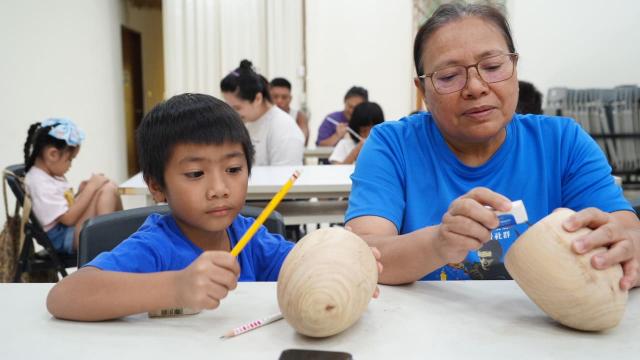 114年度花蓮縣萬榮鄉公所工藝研習推廣課程-布農族童玩工藝研習班-baisulun陀螺製作圖片10958