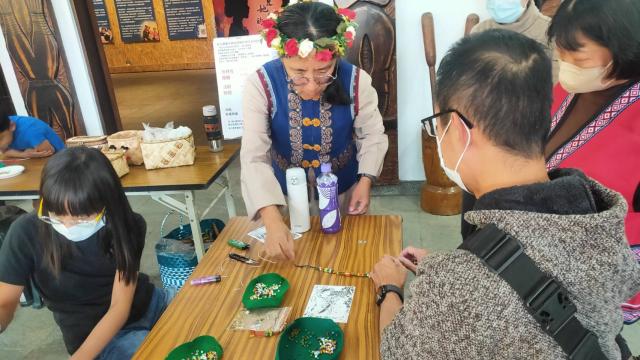 看見她們的「原聲」–文化手作工作坊琉璃珠串手鏈圖片13878