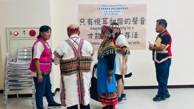 Bukun.Ismahasan.Islituan 卜袞.伊斯瑪哈單.伊斯立端新詩發表會「文學，是民族的靈魂。」 「詩，是文學的靈魂。」圖片14455